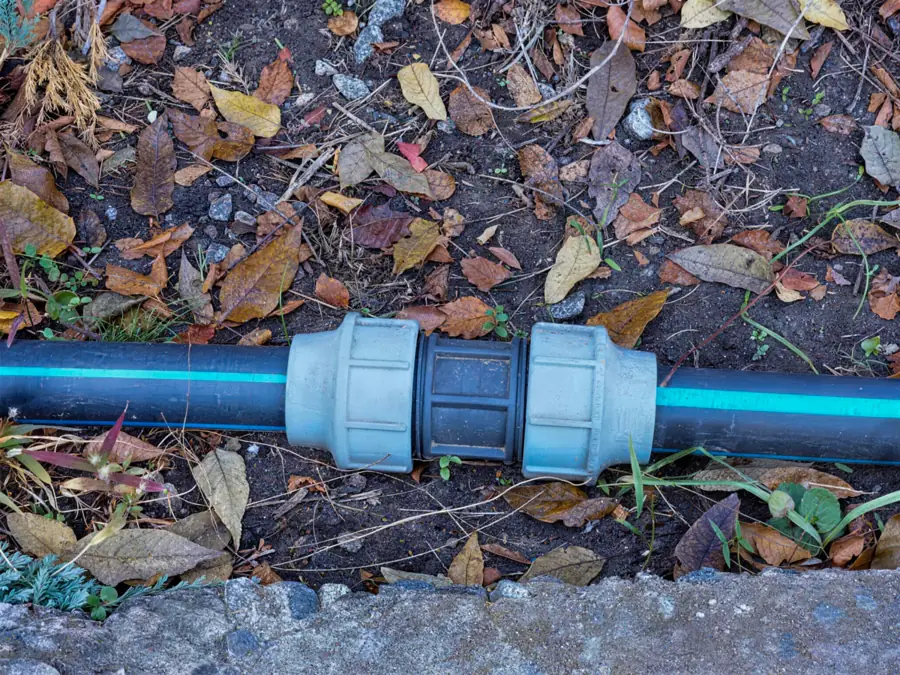 JARO-UV-Resistant-PP-Compression-Coupling-Cold-Weather-Piping 11 UV-resistant PP compression coupling connecting outdoor HDPE water pipes on cold ground, demonstrating structural stability and leak-proof performance down to -20°C in harsh environments.